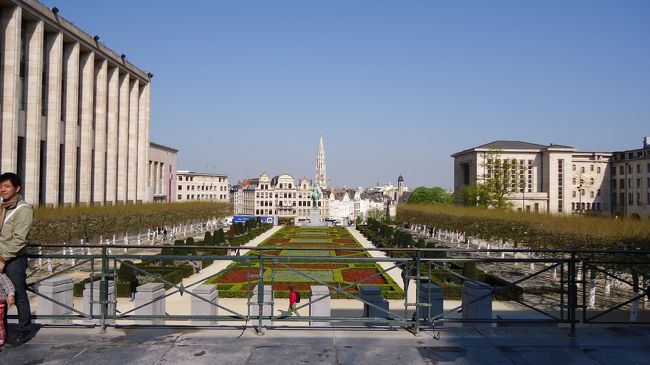 グランプラスから王宮へ。途中の国会図書館脇の公園です。