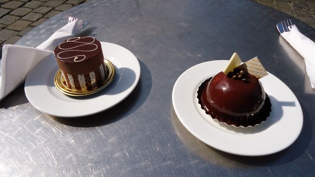 グラン・サブロン広場にやってきました。ヴィタメールに立ち寄りコーヒータイムです。やっぱりチョコレートケーキですね。