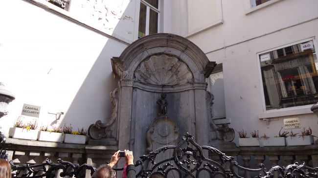 今日の小便小僧は何も着ていません。衣装もちのジュリアン君には珍しことだそうです。