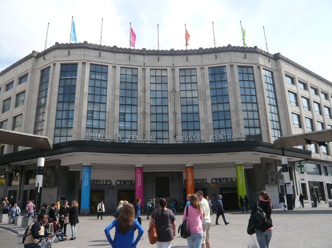 ホテルをチェックアウトし、ブリュッセル中央駅に。これから南駅へ向かいます。出札口で、中央駅から南駅までの切符を買おうとしたら、窓口の駅員さんに「インターナショナルなチケット持ってる？」と聞かれ、「はい。南駅からタリスでパリに行きます。」と言ったら、「それならフリーで行けるよ」って、教えてくれました。そーなんだ。知らなかった。