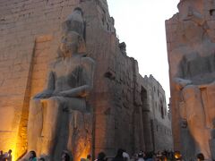 夕方１７：００頃

ルクソール神殿のライトアップへ


もう少し、安全感があれば昼も見られたんですが…