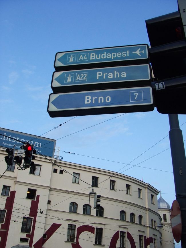 道路標識。<br />ブダペスト、プラハと出てます。<br />陸続きはいいですねぇ。