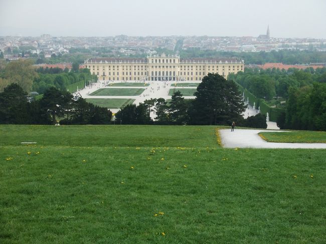 ずんずん歩いて、逆に宮殿を見てます