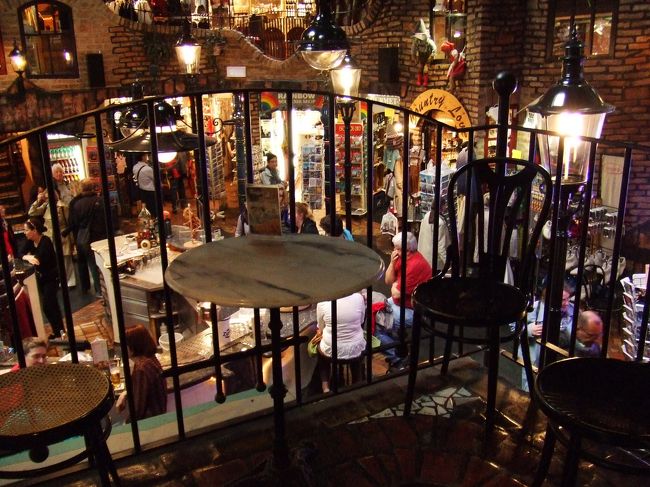 内部は土産物屋さん