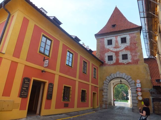 さて、自由時間ができたのでテクテクと散策を始めました。<br />チェスキー・クルムロフは1992年にユネスコの世界遺産に登録<br /><br />建物もとてもカラフル。<br />