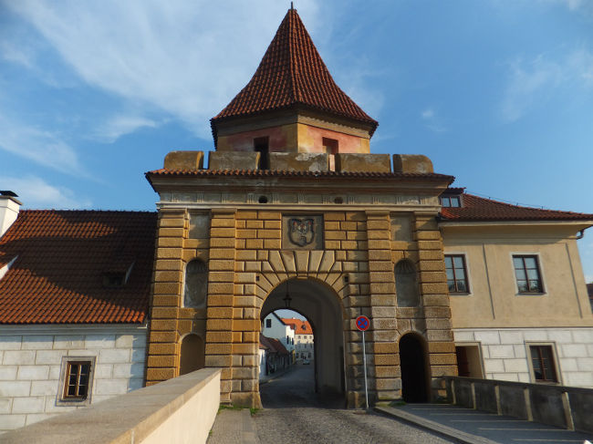 ずんずん歩いていたら<br />逆に歩いてしまって門まで来てしまいました。<br />★ブディヨヴィツェ門★<br /><br />ある意味、ここがチェスキー・クルムロフの出発地点なので、ここから出発ってことで。<br />