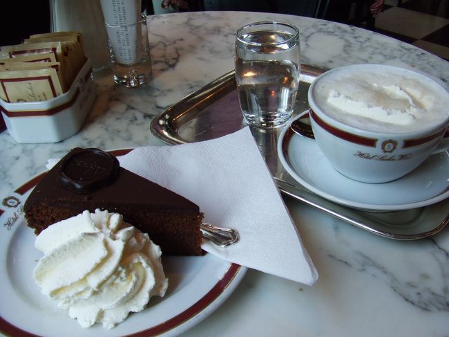 憧れのコーヒーセット！<br />コーヒーには水が付きます。<br />そしてこの銀のお盆。欲しくて探したんですけど、<br />見つからなかったんですよね。<br /><br />カプチーノに見えるこれは、メランジェ。<br />今回は主にメランジェを飲みました。