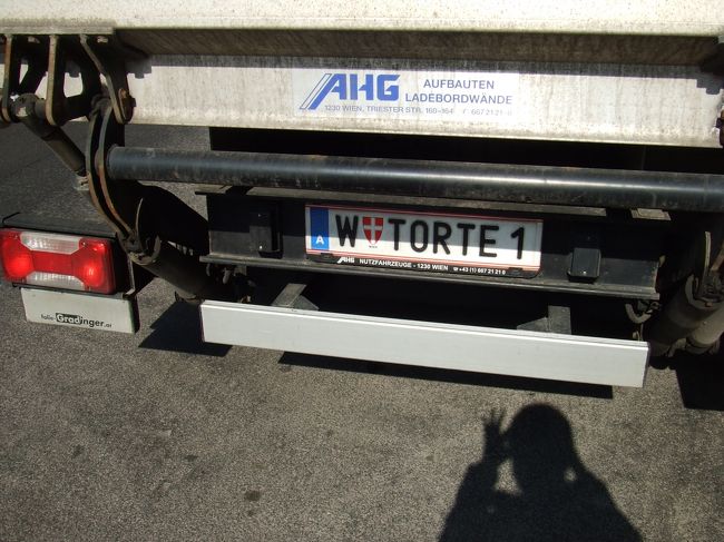 ザッハーの商用車。<br />よく見ると、ナンバーがTORTEでした。さすが！