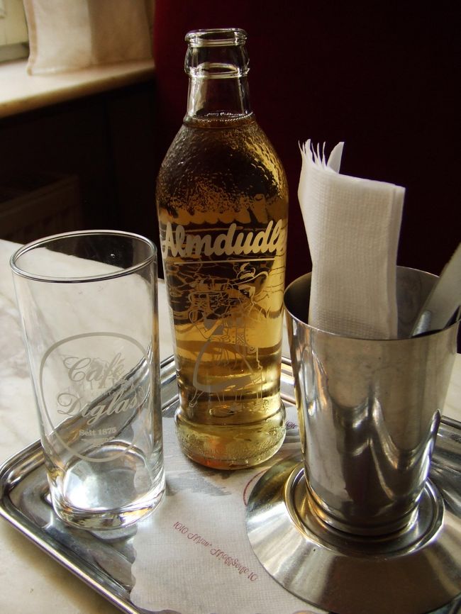 オーストリア名物アルムドゥードゥラー<br />薬草の炭酸飲料水といいますが、<br />飲みやすかったですよ。