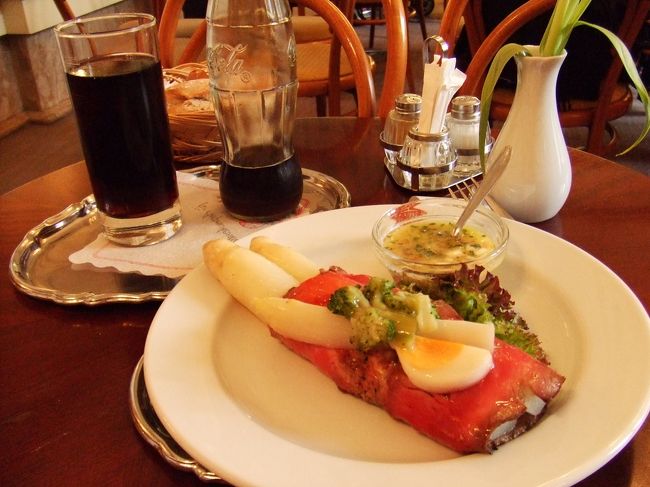 憧れのシュパーゲル（白アスパラガス）です。<br />ヨーロッパの春の風物詩。<br />大きなアスパラガスのローストビーフ巻き。<br />この旅NO.1。