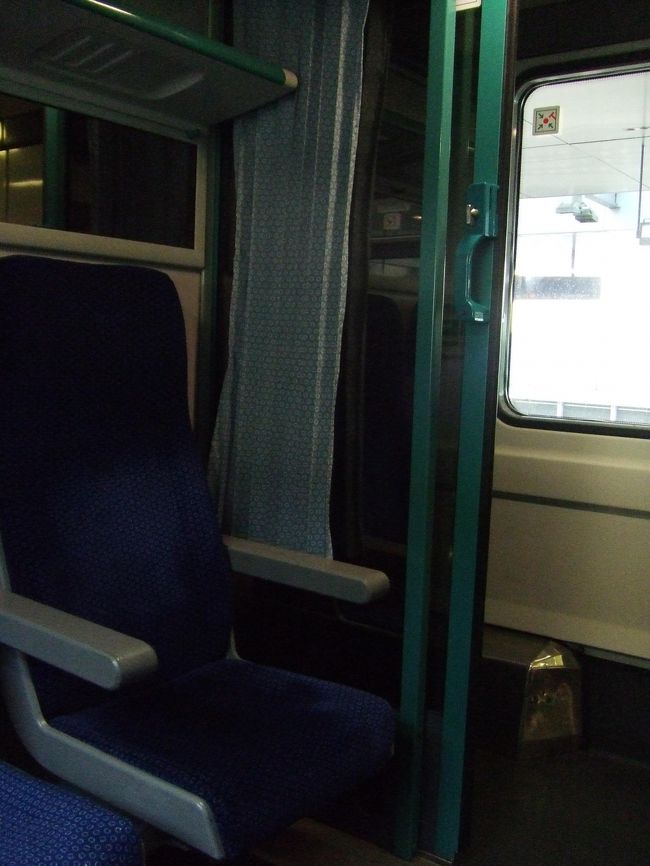 初コンパートメント！<br />これは2等車です。<br />途中駅で人が入ってきては、入れ替わり。<br />挨拶をしたり。