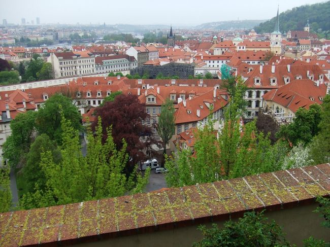 プラハ城からの眺め<br />プラハの町並みといえば、この色ですね。