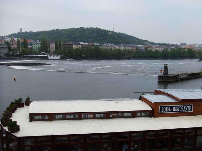 ヴルタヴァ川。モルダウのことです。<br />ヴルタヴァがチェコ語、モルダウはドイツ語との事。<br /><br />川を見ながら、スメタナの「モルダウ」を聴きました〜。