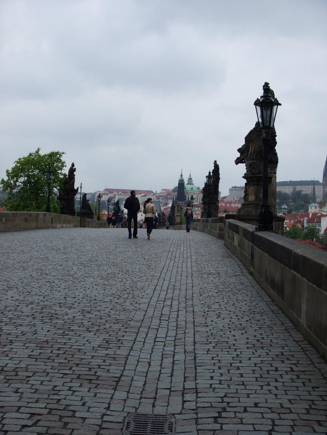 カレル橋です。<br />混むというので、朝9時頃行きました。<br />この時間は人が少なくて良かったです。