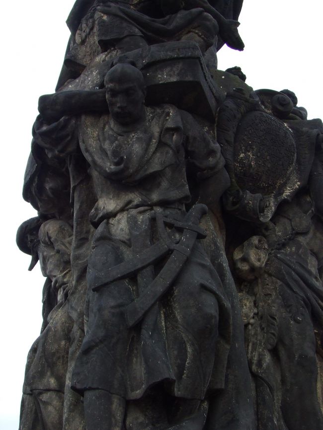 逆光で残念。。<br />ザビエルを支える侍