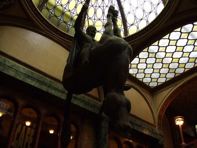 逆さ馬にまたがる聖ヴァーツラフ像<br />逆光で残念