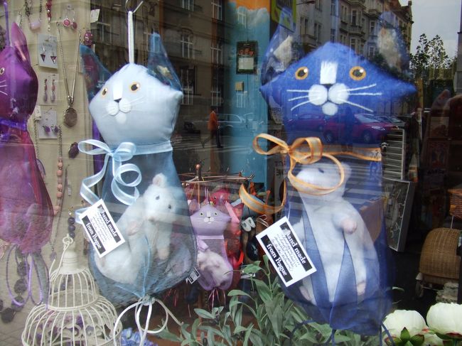 お店のディスプレイ。<br />ポプリでしょうか？<br />ネコの中にネズミが入ってます。