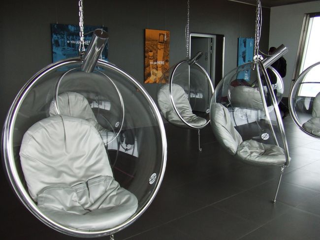 こういう椅子、座らずにはいられませんよね