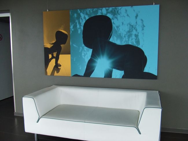 柱についてるのは、ハイハイする赤ちゃん。<br />シュール