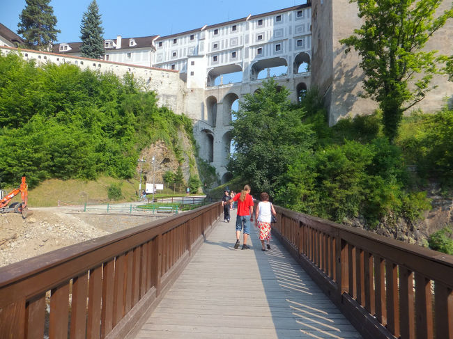 目の前には★プラーシュチョヴィー橋★<br /><br />よく見る絵葉書のようなチェスキー・クルムロフの街並みは<br />あのプラーシュチョヴィー橋から撮ったものらしい。<br /><br />