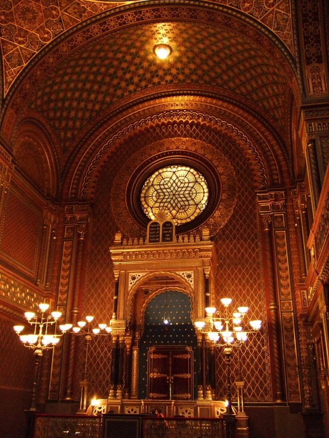 スペインシナゴーグ<br />美しい。。<br />ここでコンサートを聴きました。<br />プラハ交響楽団による、弦楽五重奏。<br />時間も1時間ほどで、旅行者にはちょうど良いのでは。<br />とても幻想的な時間でした。