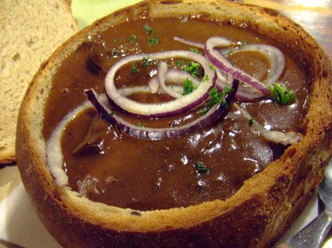 ここからは食べ物＆カフェです。<br />チェコ名物、グラーシュ<br />パンが器になっています。