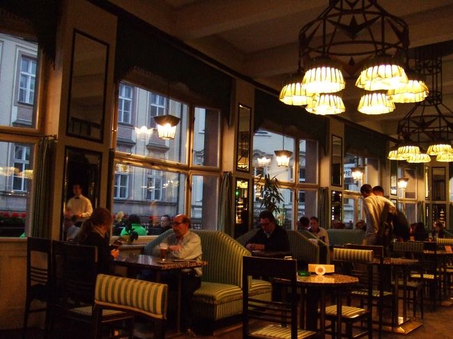 なんて素敵な！<br />（実は、入っただけで飲食はしてません。<br />お腹いっぱいのところ、無理してコーヒーだけでもと思って入ったら、<br />ウェイターさんにちょうどいい具合に放おっておかれたので、<br />写真を撮って出てきてしまいました。）<br />