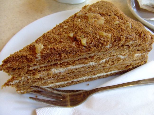 チェコ名物ハニーケーキ。<br />地味な見た目に食べる気はなかったのですが、<br />黒糖の素朴な美味しさでハマりました。