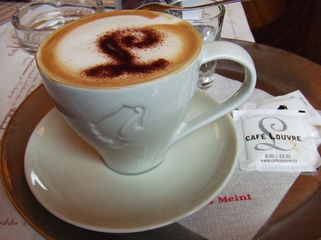 ルーブルのLが描かれたカプチーノ