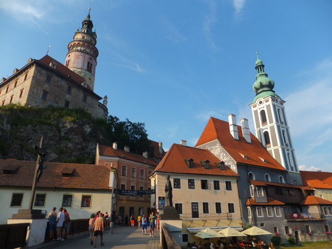 ★チェスキー・クルムロフ城★と★旧聖ヨシュタ教会★<br /><br />クルムロフ城側には★イエス・キリスト★像<br />旧聖ヨシュタ教会側には★聖ヤン・ネポムツキー★像