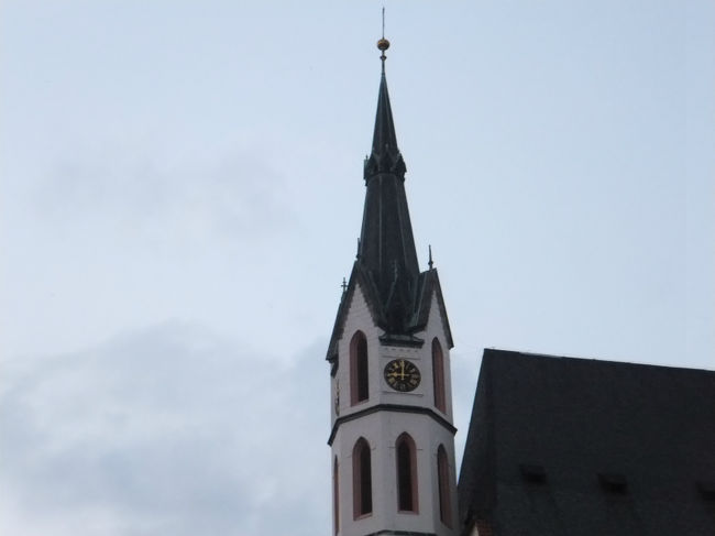 聖ヴィース教会の十字架と時計<br /><br />ちょうど21：00でした。<br />21：00でこの明るさ・・・