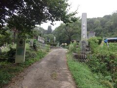 遍照寺（葛寺）
洞昌院から2km、車で5分。道が細く、車のすれ違いが困難な場所がある。境内前まで車で上がれる道があるようだが、スズメバチの発生で通行止めになっていた。そのため、山道を徒歩で登って境内へ向かう。非常に急で滑りやすく、七草寺で最も難所。
境内はあまり広くない。拝観目安は登山を含めて30分。葛は満開。
本堂右隣の納経所で長瀞七草寺の御朱印を頂いた。