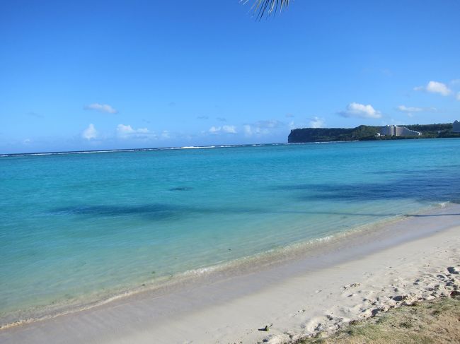あまり寝てないのに<br />目が覚め、海を見に行ってみる。<br /><br />えーっと！！！<br />グアムの海の綺麗さにビックリ！！！
