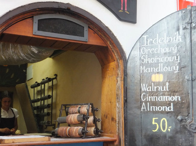 トゥルデルニークのお店<br />たくさん見かけます。<br /><br />お値段はどこも一緒かな〜。<br />それぞれの店に面白いキャラクターがいます。