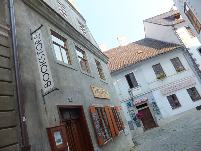 前日に歩かなかった方面へ<br />お散歩します