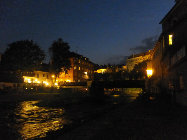 降ろされた場所が一体ここはどこ？ってところで<br />降ろされたので歩いて床屋橋まで戻りました。<br /><br />川のほとりではたくさんカモたちがまるまって眠っていました。<br />暗いわ、人通りはないわで<br />さすがにちょっとこわかったー