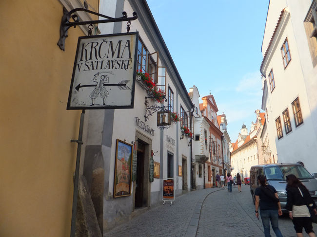 広場でここで同じツアーのEちゃんから<br />お誘いを受けて一緒に申込みをすることに。<br /><br />ヴァルタヴァ川はラフティングが人気なので、<br />即決でした。<br />まさか川下りができるなんて☆