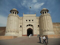 モスクの前にあるラホールフォート。
門が立派過ぎます。ムガル帝国の皇帝たちが建設したそうです。