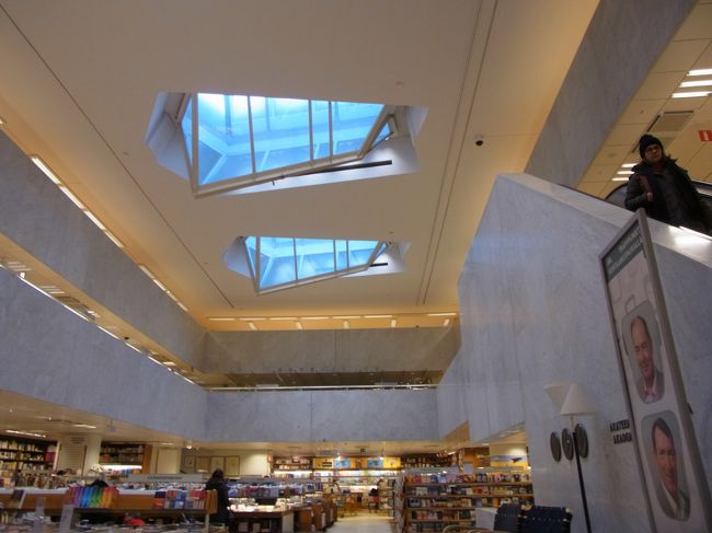 本屋さんが大好きなので必ず立ち寄ります。<br />アアルトの設計で有名なアカデミア書店。<br />明るい光が天井から差し込みます。