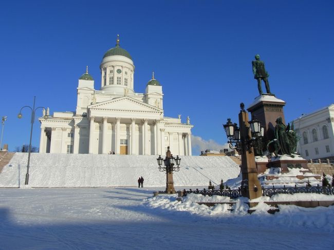 元老院広場とヘルシンキ大聖堂。