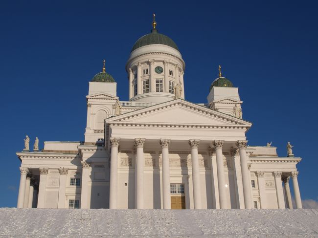 空の青さに映えて白く綺麗なヘルシンキ大聖堂です。<br />冬にしか見れない光景です。