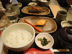 ＡＮＡ573は　１３：１５発なので羽田空港で昼食をとりました。
　サケ定食　９８０円