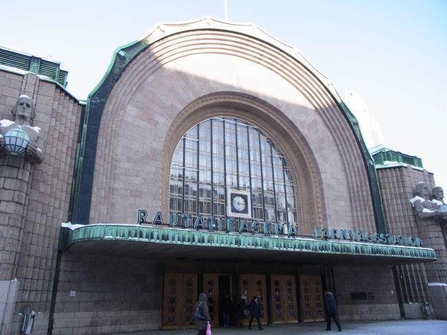 正面の入り口には大きな像があります。