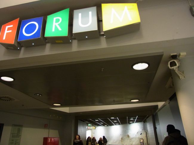 地下で繋がっているショッピングセンターの”フォルム”に向かいます。