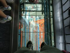 大展望台では、透明ガラスの床などがありました。
抜けたら即死の高さです。