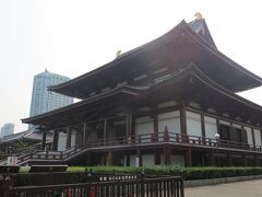 東京タワー脇には増上寺の境内が広がっています。