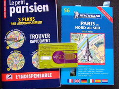 ■12月1日（月）

ホテルで少し休憩した後は、まず、サン・ラザール駅へ行き、明日のトゥルーヴィルへの切符を発券。　その後、同駅内反対側にある窓口１週間定期券、ナヴィゴ･デクーヴェルトを購入。　

それから、パリの地図本を買いに、パッサージュ・デュ・アーブル (Passage du Havre) にあるフナック (FNAC Paris Saint-Lazare) へ。

写真は、フナックで購入した地図本２冊と１週間分チャージをしてきたナヴィゴ・デクーヴェルト。
