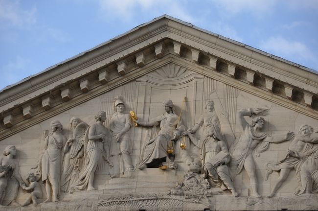 剣と天秤を持った女神ということは裁判所?<br /><br />でも最高裁判所は別の場所にあるはずなんだけど…。