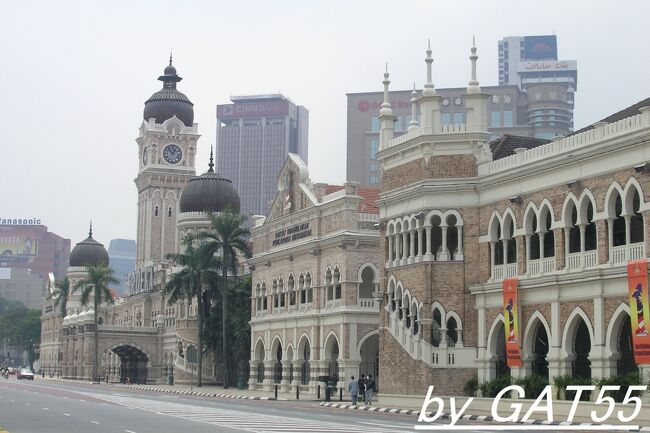 1897年に完成した大英帝国の連邦事務局の庁舎。<br />中央にある一番高い時計塔の高さは41.2mが、ひと際目立ちます。<br />独立後、スルタン・アブドゥル・サマド・ビルに改称され現在に至る。<br />