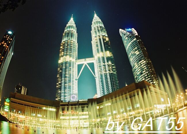 ペトロナスツインタワーの夜景。<br />噴水ショーに合わせて撮影。